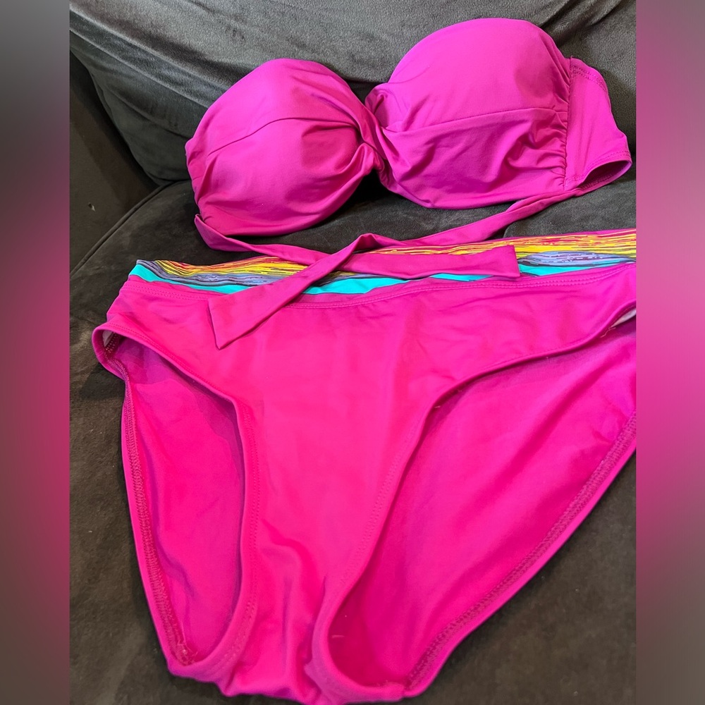 Skye Strapless bikini swimsuit with underwire and padding. Size Small